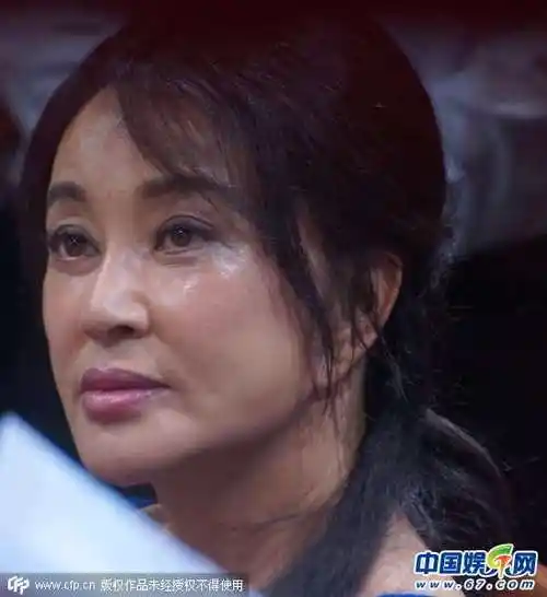 58岁刘晓庆油光满面捞金 面容扭曲老态毕现