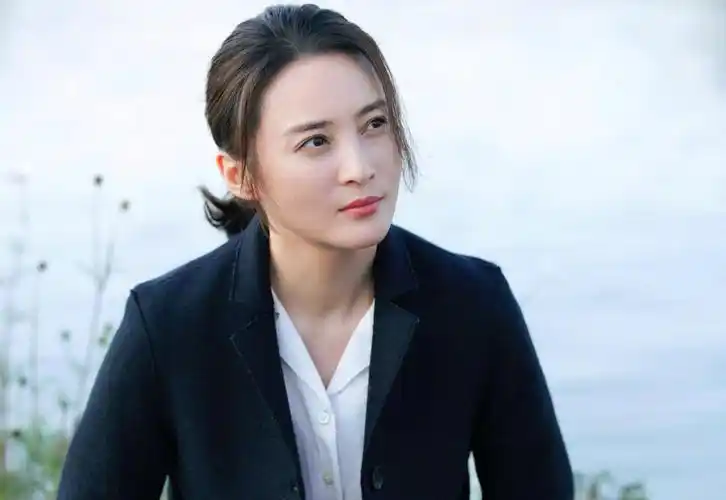 蒋勤勤新剧热播,45岁重新开始无惧年龄危机,被赞比陈建斌更清醒|迷雾