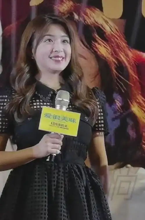 张含韵李纯宣传新电影,近照圆润小腿壮实,网友直呼胖了二十斤