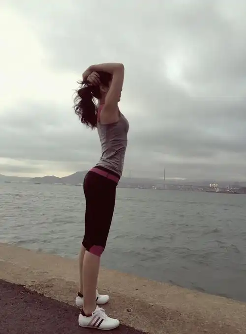 知乎上有没有在家里练出来马甲线的妹子