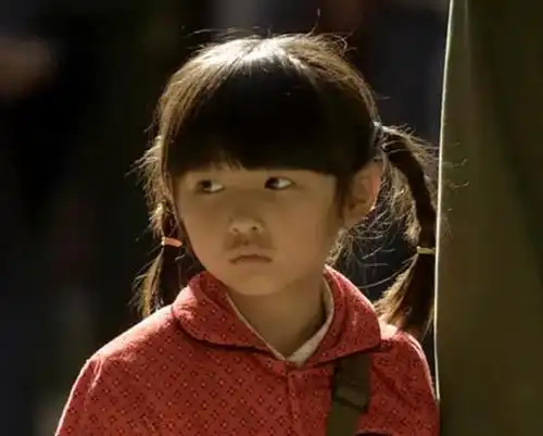 张子枫在里面饰演了"童年方登"一角,她在电影中的表现非常亮眼,演技更