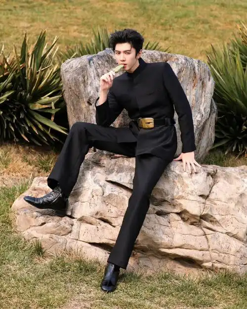 陈哲远微博之夜黑西装##陈哲远微博之夜束腰黑西装造型
