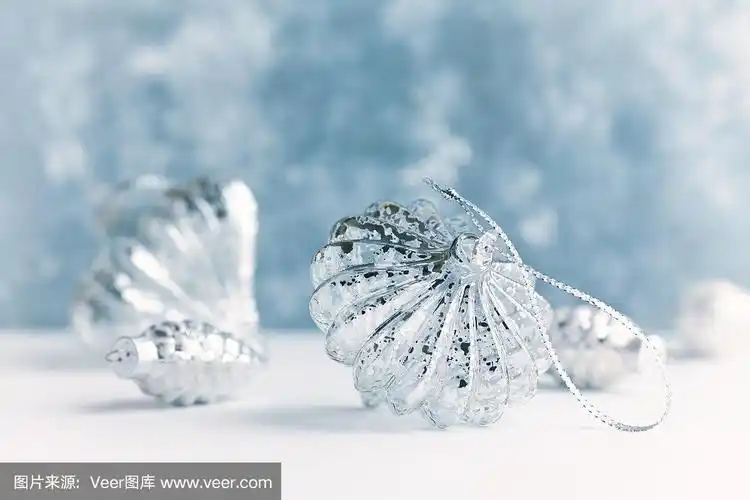 银色圣诞球.象征性的形象.圣诞节的背景.白蓝色背景.关闭了.