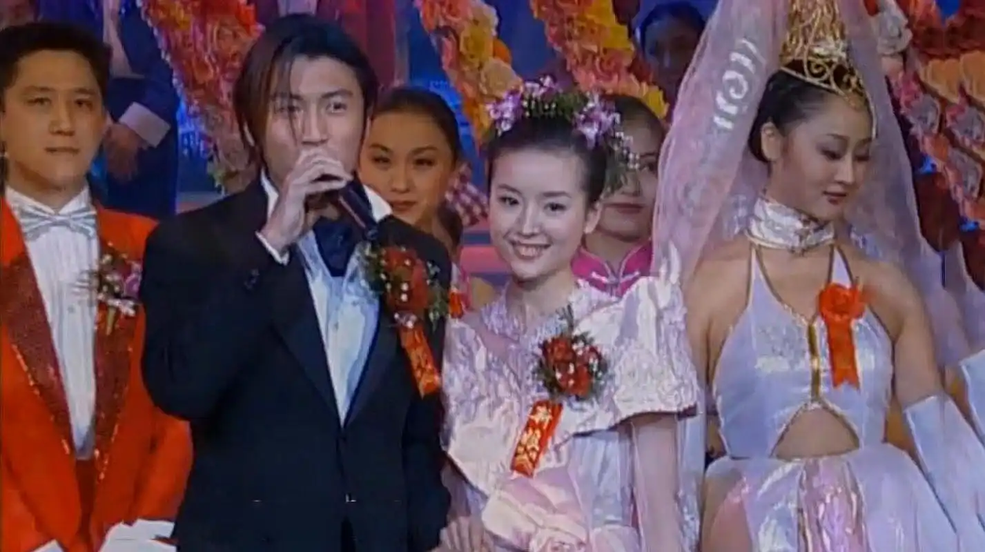 谢霆锋牵手董洁演唱《今生共相伴》,深情眼神太迷人了