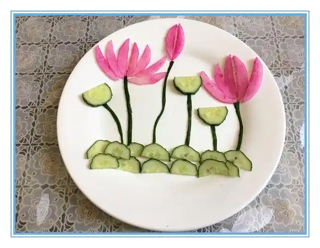 以"荷花"为主题的水果拼盘