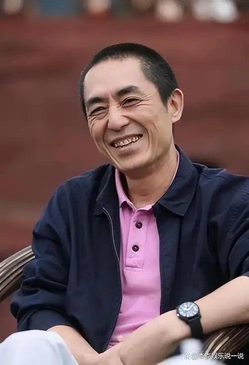 20世纪初,中国电影蓬勃发展;导演张艺谋在片场忙碌.