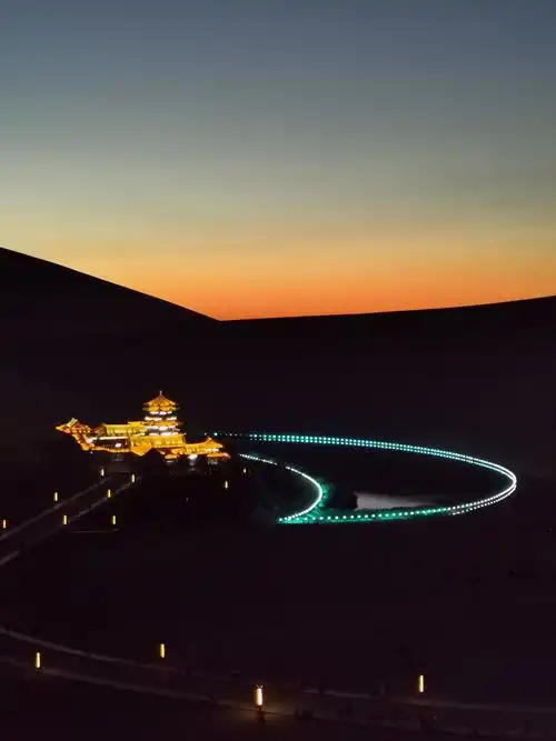 晚上…月牙泉华灯璀璨,美得令人流连忘返!