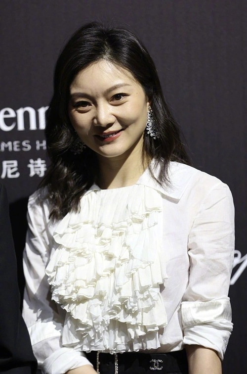 70岁张艺谋同框现任妻子,39岁陈婷穿白衬衫,知性简约全凭气质撑