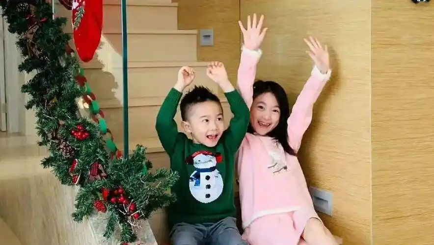 因为大女儿叫奥莉,之前李安琪怀二胎的时候就有网友给夫妻俩出主意说