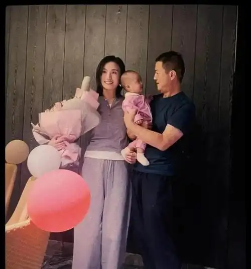 演员李亚鹏的妻子,金喜指责丈夫不公平地对待李嫣和李夏两个孩子