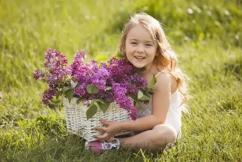 可爱的小女孩在户外与春天的花朵.漂亮的孩子