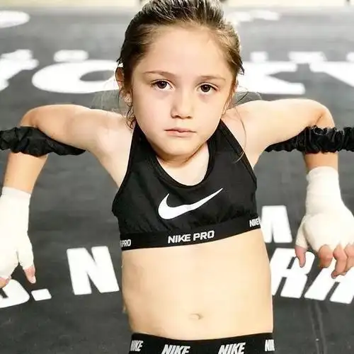 6岁小女孩硬拉296公斤小天使要当拳击冠军未来是你们的