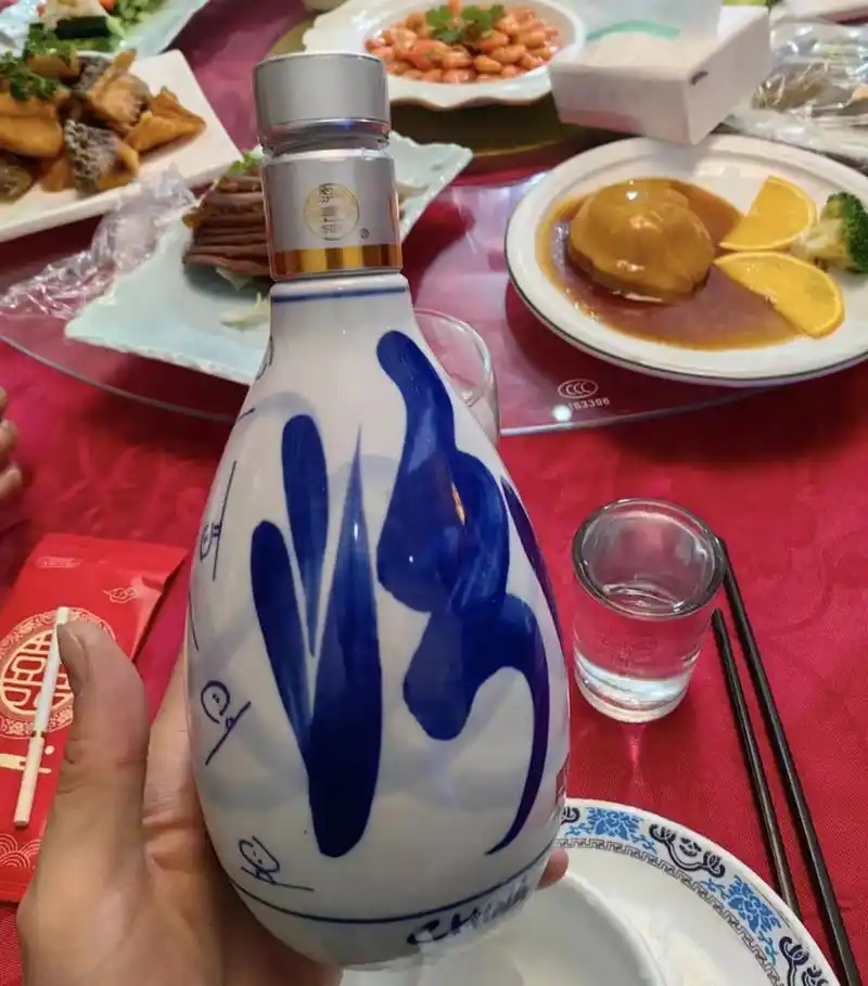 茅台之下,饭桌上出场率最高的4款白酒,看看那个才是你心中首选?
