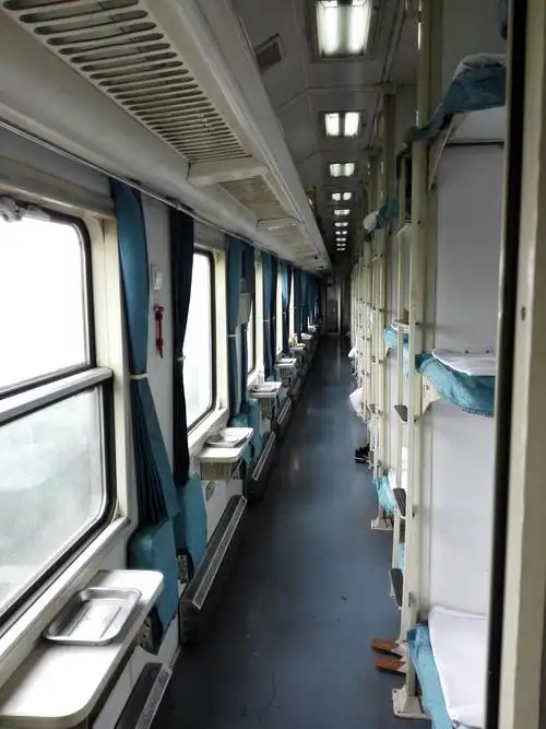 火车硬卧车厢内景