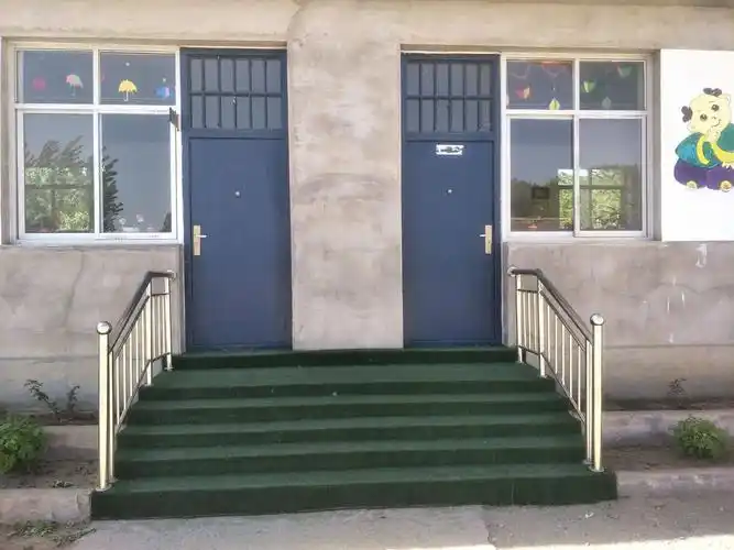 为了孩子安全,活动室台阶两侧安装了不锈钢护栏,台阶铺上了绿色趣工