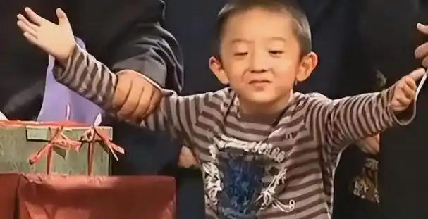 因为都挺怕郭德纲的,所以每次他睡觉的时候,大家都特别小心,走路都轻