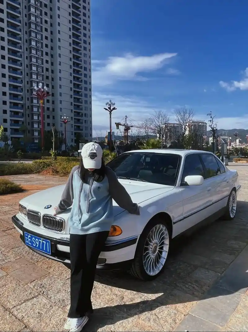 近30年车龄的老宝马7系(e38),很多人当他是破铜烂铁,可 - 抖音
