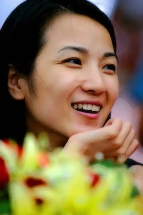 电视美女管彤今年已49岁了她事业稳定老公宠爱儿子7岁啦