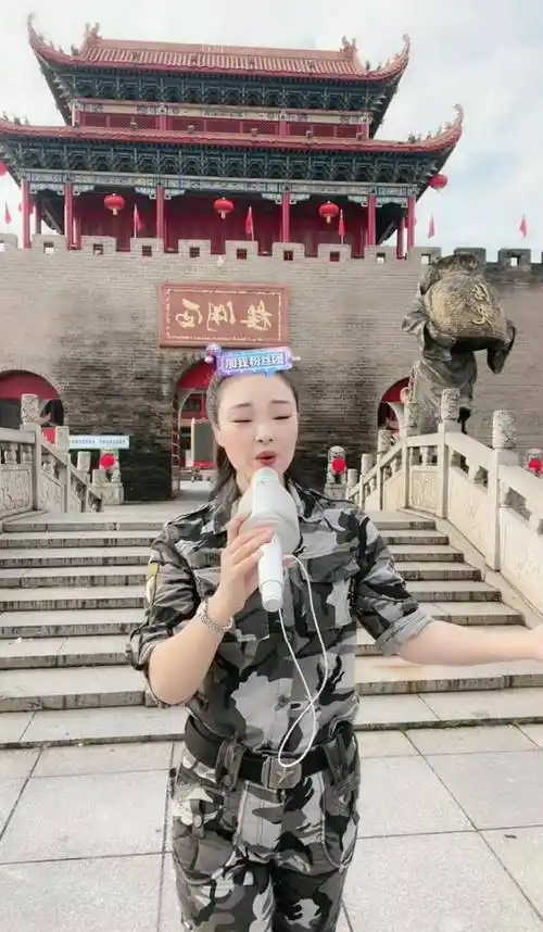 湖南美女歌手陈维,一身正气,歌声唱响,军人气质传播正能量