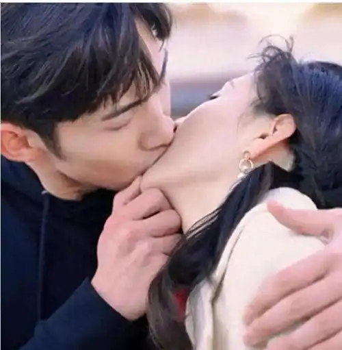 张彬彬抱着吴倩亲吻时用嘴吸!吴倩酥麻站不稳!网友呼这是舌吻了