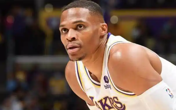 原创原创10助攻湖人生涯新高威少渐入佳境72秒连得9分爆发