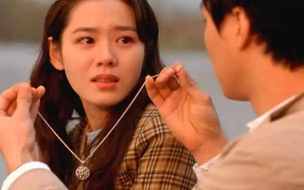 近日,据相关媒体报道,我国即将翻拍韩国电影《假如爱有天意》,并更名