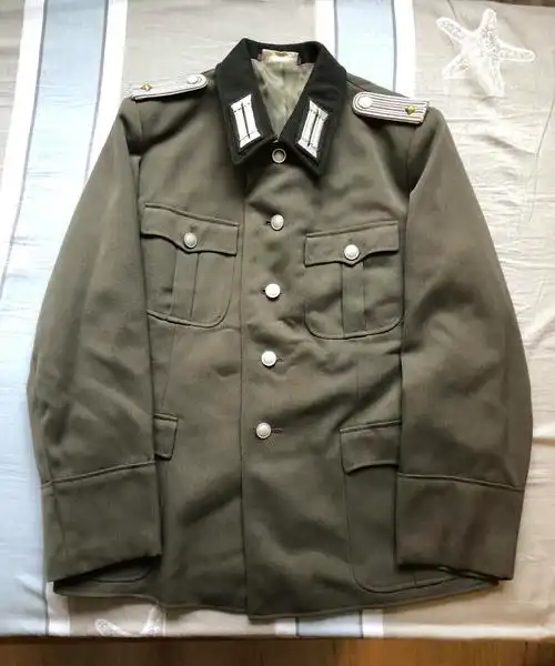 东德人民军#步兵少尉黑领常服一件,平平无奇的中期黑领.