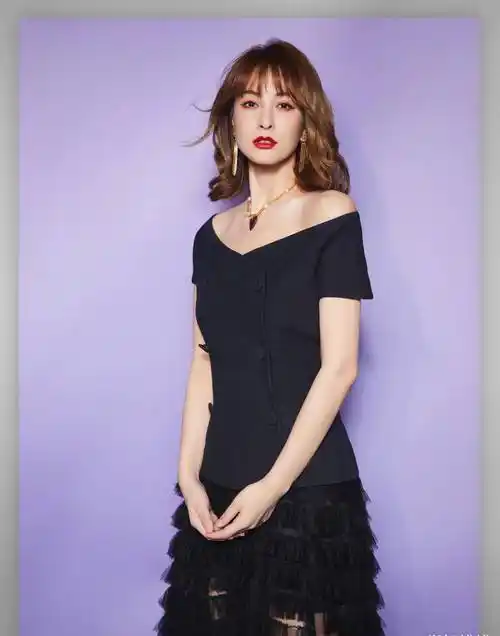 变瘦的吴昕好高级,穿吊带时尚万种,穿宽松连体裤更显娇小_造型_的设计