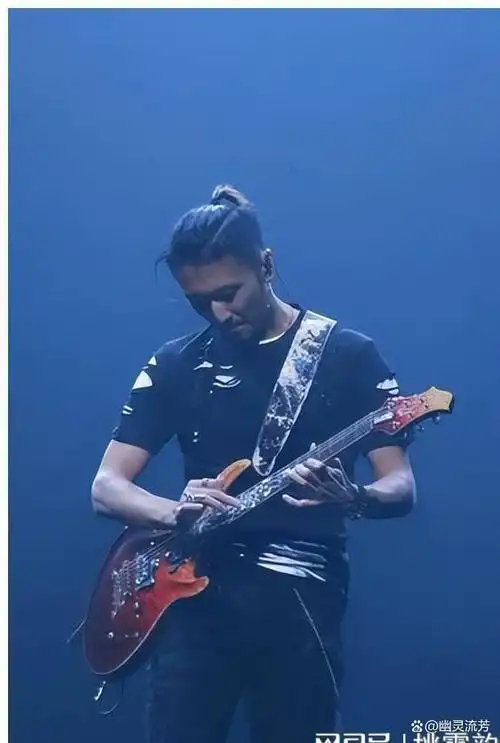 谢霆锋香港音乐会帅酷嗨翻全场这状态才是真正的香港顶流水平