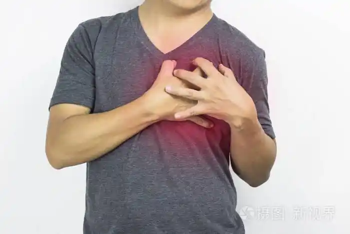 男人穿着灰色衣服心痛,手触痛