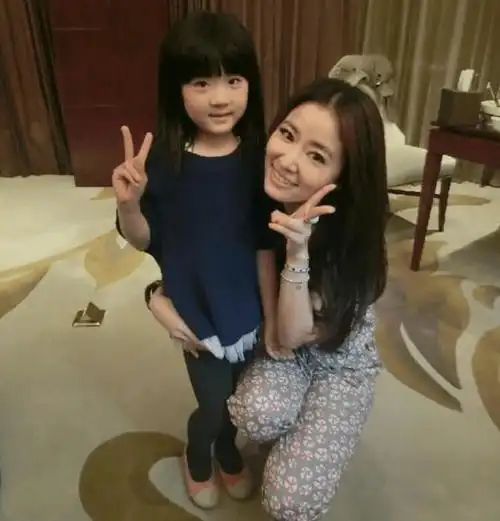 林心如一家三口逛街女儿小海豚近照曝光4岁穿背带裤超有范