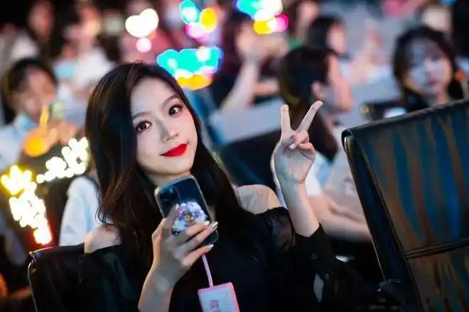 在2018年的王者荣耀冠军杯的赛事上,天云以新晋解说员的身份亮相出场