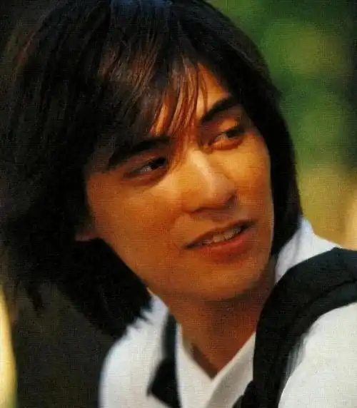 周渝民的帅气,是得到了男性女性的统一认可的,他一度被称为"亚洲最帅