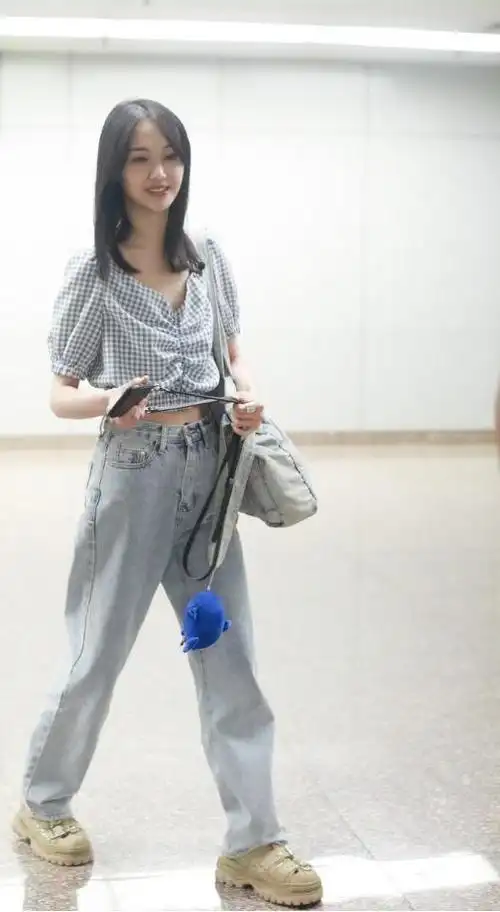 女明星身材真不是吹的郑爽穿格纹小衫秀纤细腰线曲线感好迷人