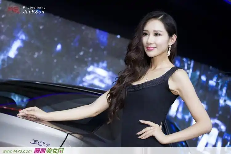 日系美女深沟白色纯薄丰满美腿火辣妩媚身材