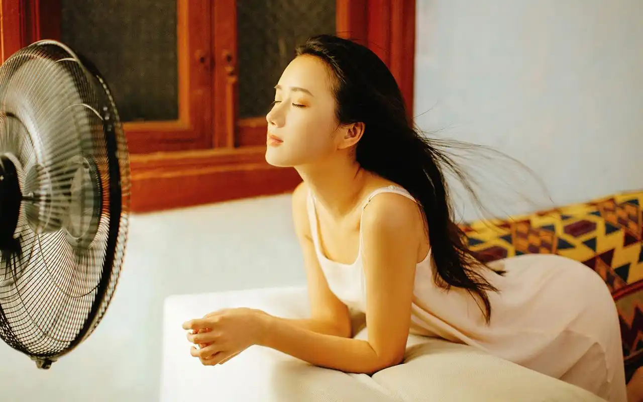 吊带裙美女性感诱人私房图片桌面壁纸