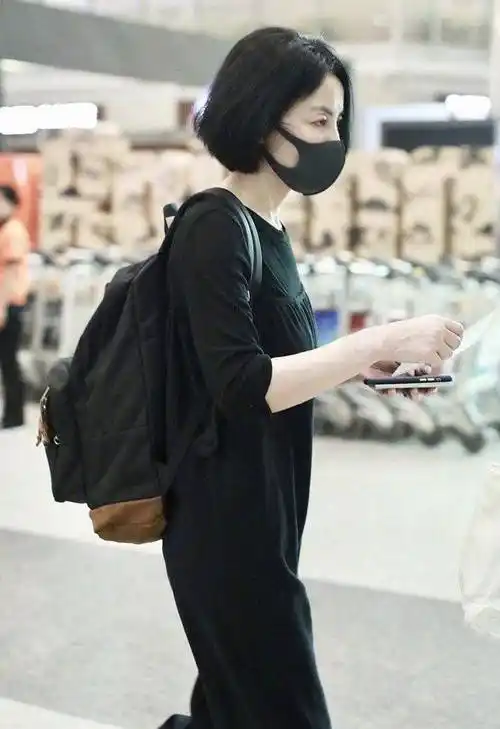 王菲素颜低调走机场穿背带裤t恤简约高级剪了波波头时尚减龄