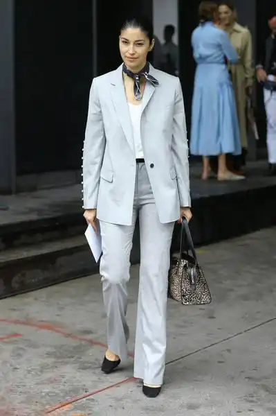 干练的白领西装套装,再配上一条丝巾,干练优雅,还散发着女性的知性