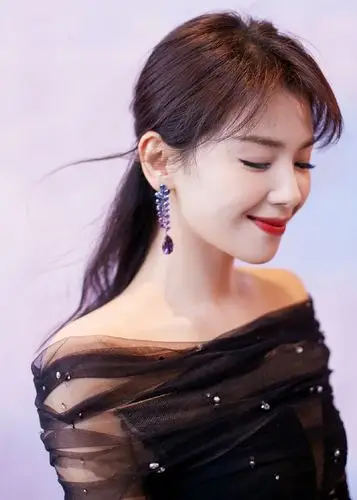 简介:刘涛暗夜星河长裙优雅写真图片,分享一组刘涛图片给大家,图中的