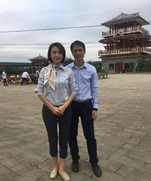 央视主持人张蕾迎44岁生日,悠闲骑单车,嫁大20岁铁矿大亨育一子_老公