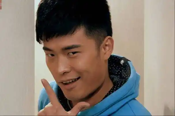 在陈赫的社交账号里,他发布了一篇《我错了》的文章,表示自己工作强度