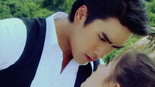 手段惩罚男主,可是看到对方落泪他还是心软了,原来这场爱与罚的游戏里