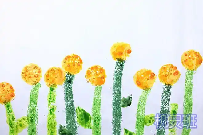 小班趣味画画:海绵简单印画春天的花丛(步骤图解)