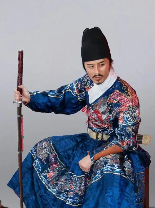 逐渐摒弃元朝的传统样式,锦衣卫以及武官的官服采用曳撒样式,创造出了