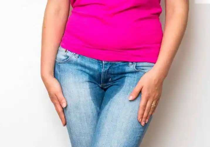 原创女性一咳嗽就漏尿总憋不住尿是为何早早重视还能缓解