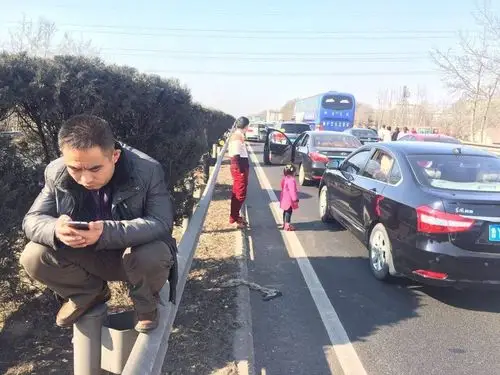 少数民主:今年国庆高速上堵车,真憋不住了还是要想法解决的