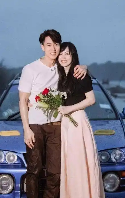 吴尊夫妇学士服大公开,青涩甜蜜,40岁林丽莹换了发型居然这么美_黑色