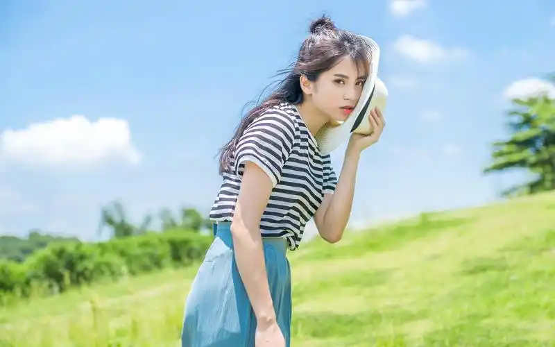 清纯可爱的美女户外小清新写真桌面壁纸