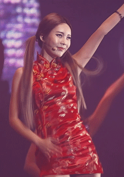 长发美女跳舞红旗袍扭屁股gif动图_动态图_表情包下载_soogif