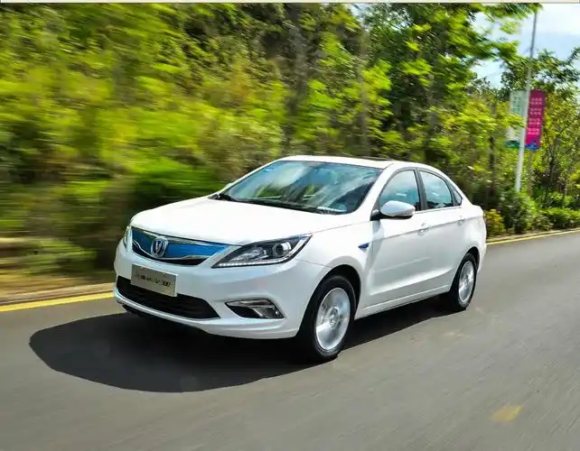 综合续航达300公里长安纯电逸动ev300试驾体验